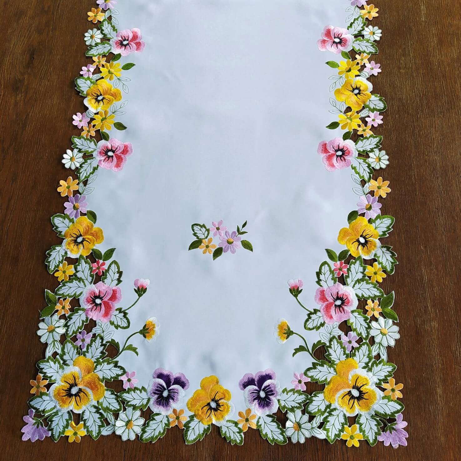 Bieżnik 60x120 w kolorze białym z kolorowymi bratkami