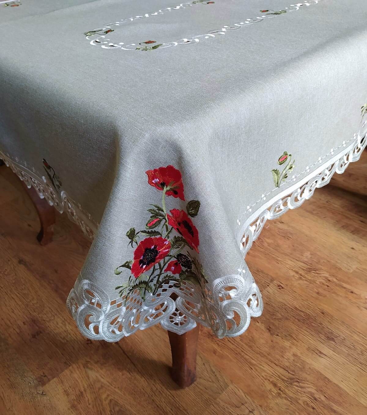 Obrus 110x160 w kolorze beżowym z czerwonymi makami