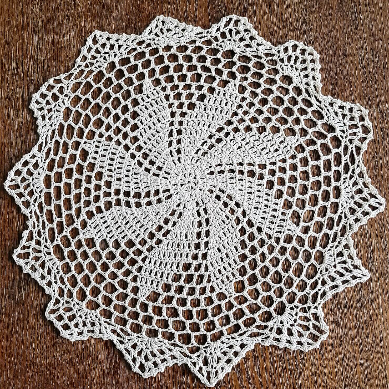 Serwetka szydełkowa o średnicy 40 cm w kolorze beżowym