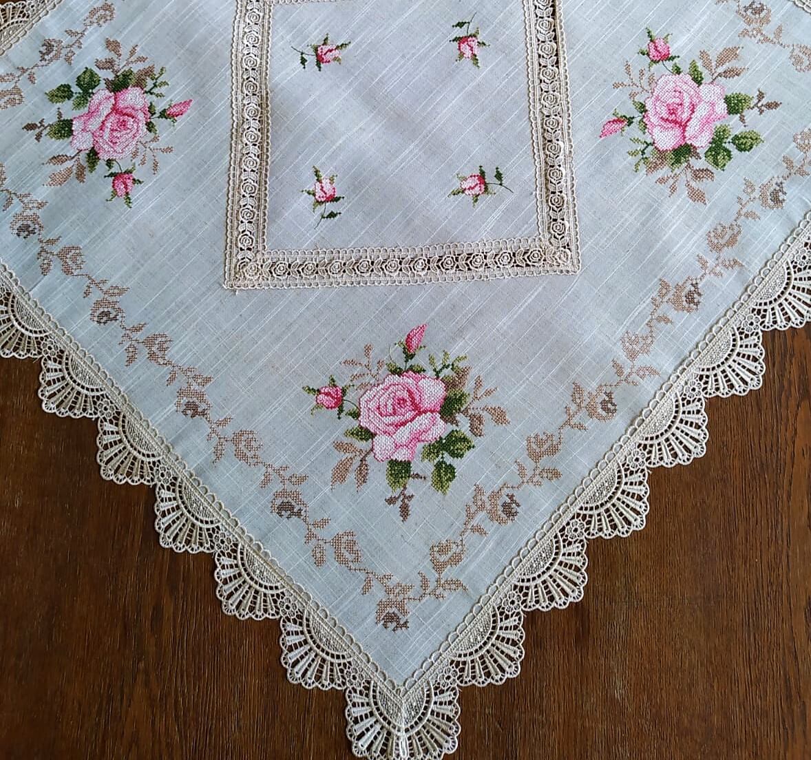 Serweta 85x85 w kolorze beżowym z różowymi różami